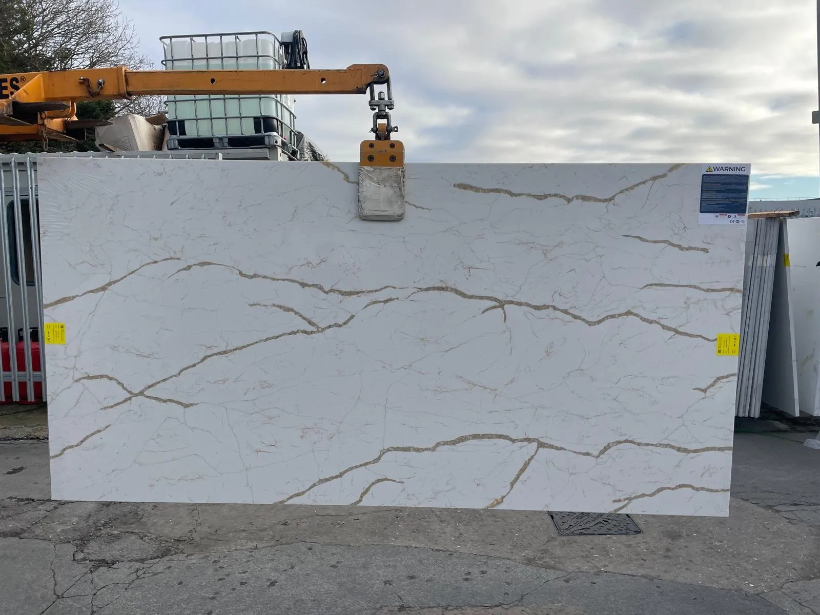 Modern Quartz Stone Astonia Gold (full body)